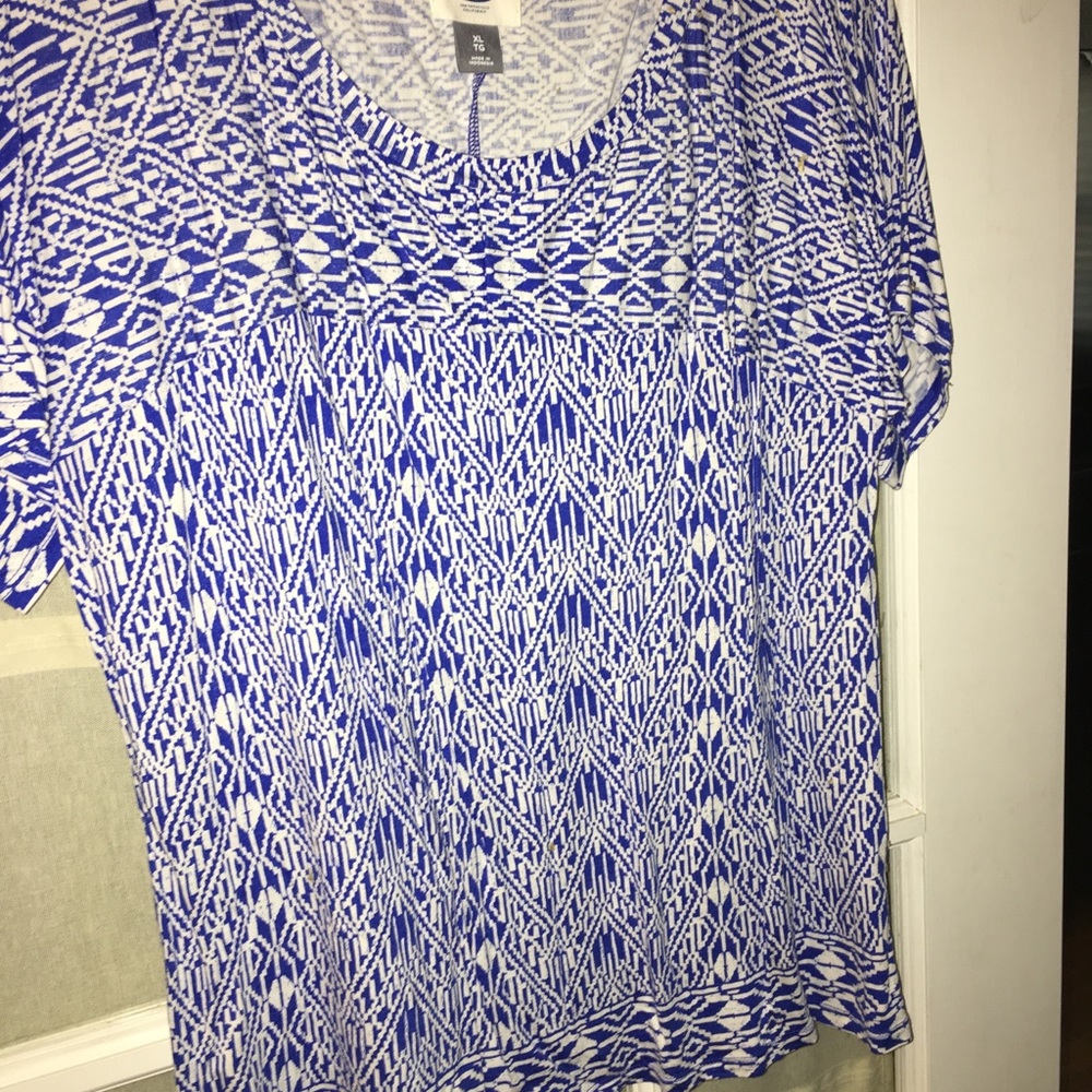 Loose fit old navy shirt